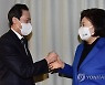외나무다리 박영선-우상호, 출발은 훈훈..공약레이스 시동