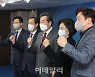 [포토]주먹 불끈쥔 이낙연 대표와 우상호-박영선