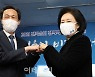 [포토]주먹 맞댄 우상호-박영선