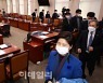 [포토]박범계 법무부 장관 후보자 청문 보고서 채택 뒤, 회의장 나서는 윤호중 위원장과 여당 의원들