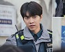 [N컷] '마우스' 이승기, 동네 순경 완벽 변신..첫 촬영 스틸 공개