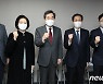 기념촬영하는 정책엑스포 참석자들