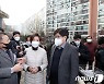 은마아파트 찾은 나경원 "법이 허용한 용적률 다 찾아드릴 것"
