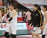 승리의 기쁨 나누는 KB스타즈