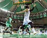 [포토]림을 외면하는 KCC 이정현의 회심의 슛