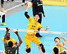 [포토] 김재휘 '수비 대형 갖추기 전에~'