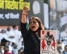 "옷 위로 만졌다면 신체 접촉 아냐".. 법원 무죄 판결에 인도 '공분'
