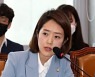 고민정, '조선시대 후궁' 비유한 野 조수진 모욕죄로 고소