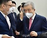 <포토> 땀 닦는 김종인 위원장