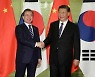 Moon has phone conversation with Xi Jinping ahead of his call with Biden