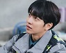 '마우스' 이승기, 오지라퍼 신입 순경 정바름 첫 촬영 공개!