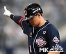 수비 부담 던 김재환, 줄어든 파괴력 되찾을 수 있을까