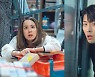 '바람피면 죽는다' 조여정, 지하실서 쓰러진 위기일발 현장 포착  [MK★TV컷]