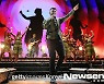 SIX60 마티우 월터스, 2만여 관객들 앞 야외공연[포토엔HD]