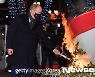 보트에 불 붙이는 모나코 알버트 2세 국왕[포토엔HD]