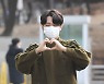 강균성, 하트를 만들어볼까요? [포토엔HD]