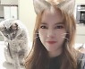 써니, 깜찍 발랄 표정+반려묘와 행복 근황 "후추 그러기야?" [SNS★컷]
