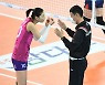 로컬룰에 들썩이는 코트..박미희 감독 "무엇이 맞는지 논의 필요하다"