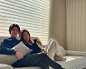정태우♥장인희, 10년 만에 바꾼 소파에서 광합성 "오늘은 배우로" [★해시태그]