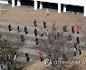 광주시청 광장 선별검사소에 긴 줄