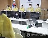 브리핑실에 걸린 민방위복