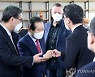 외신기자 정책토론회서 주먹인사 하는 정세균 총리