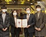 고 임세원 교수 유가족·동기회, 고대의료원에 총 2억원 전달