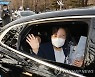 법무부 떠나며 손 흔드는 추미애