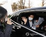 법무부 떠나며 지지자들과 인사하는 추미애