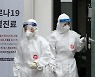 '5인 모임·밤 9시' 완화 모두 멀어지나..당국, 거리두기 조정 언제?
