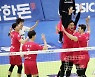 기쁨 나누는 한국전력 선수들