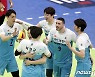 기쁨 나누는 우리카드 선수들