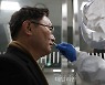 <포토> 코로나19 신속 항원 검사 받는 박범계 장관