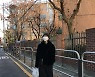 페이크 퍼 재킷을 활용한 캐주얼 데일리룩