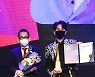 [포토] 김수찬, '2021 대한민국 퍼스트브랜드 대상' 트롯테이너 부문 수상