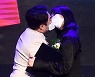 [포토] 강재준-이은형 부부, '개그 커플의 키스 퍼포먼스'