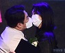 [포토] 강재준-이은형 부부, '마스크 쓰고 멋진 키스 퍼포먼스'