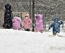 눈이 반가운 아이들..'강풍·폭설 주의'