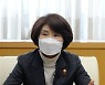 '티타임 갖고 인사말 하는 한정애 환경부 장관'