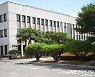 학교 여자 화장실에 불법 카메라 설치 전직 교사..징역 1년6개월