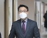 브리핑 입장하는 김진욱 공수처장