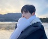 차은우, 눈빛에 치인다..'여신강림' 문가영과 바닷가 데이트 중 '찰칵' [★SHOT!]