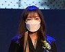 [T포토] 김이나 '손에 쥔 트로피'
