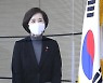 단상 오르는 유은혜 부총리