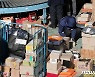 택배 분류작업하는 노동자