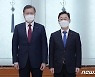 기념촬영하는 문재인 대통령과 박범계 장관
