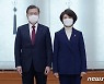 기념촬영하는 문재인 대통령과 한정애 장관