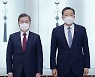 황기철 국가보훈처장과 기념촬영하는 문 대통령