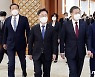 환담장 이동하는 문재인 대통령