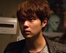 [애프터스크리닝] 우당탕탕 소동극 + 깜놀할 반전 엔딩 '이 안에 외계인이 있다' ★★☆